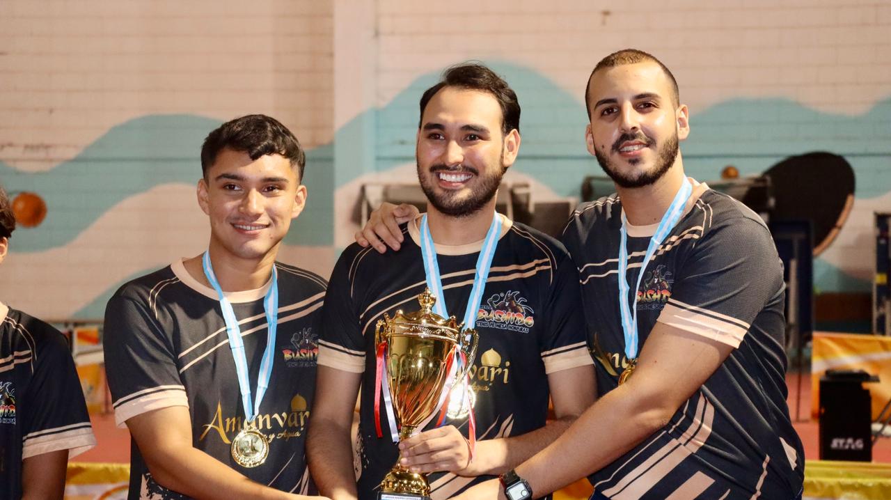 Equipo ganador con trofeo y medallas