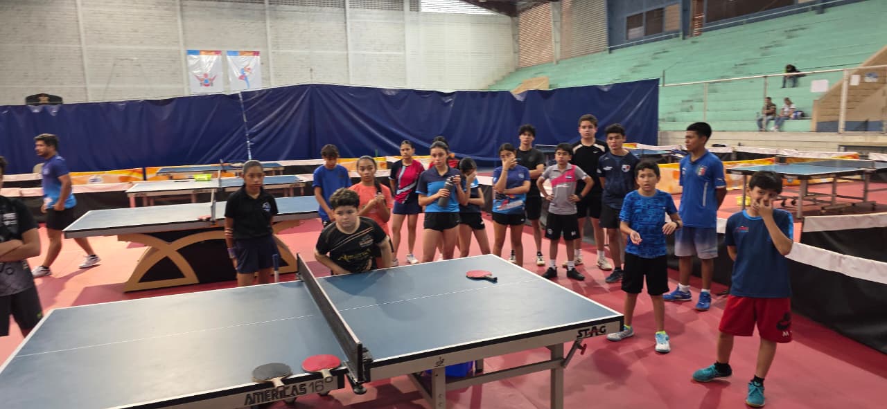 Jóvenes atletas durante un campamento nacional
